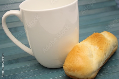 Kaffeepott mit Milchbrötchen photo