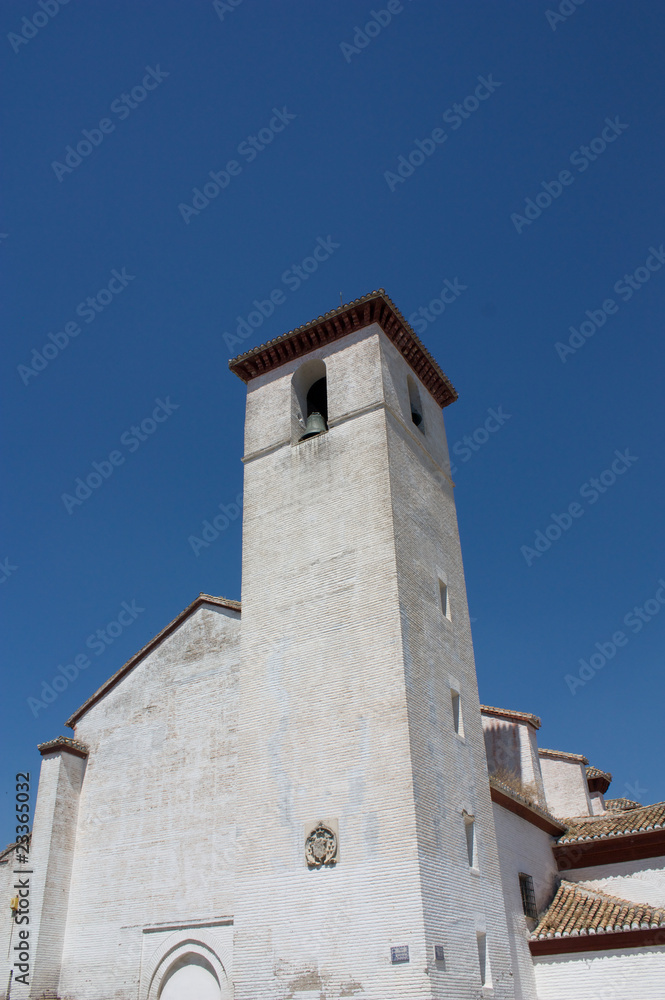 alte spanische Kirche vor blauem Himmel