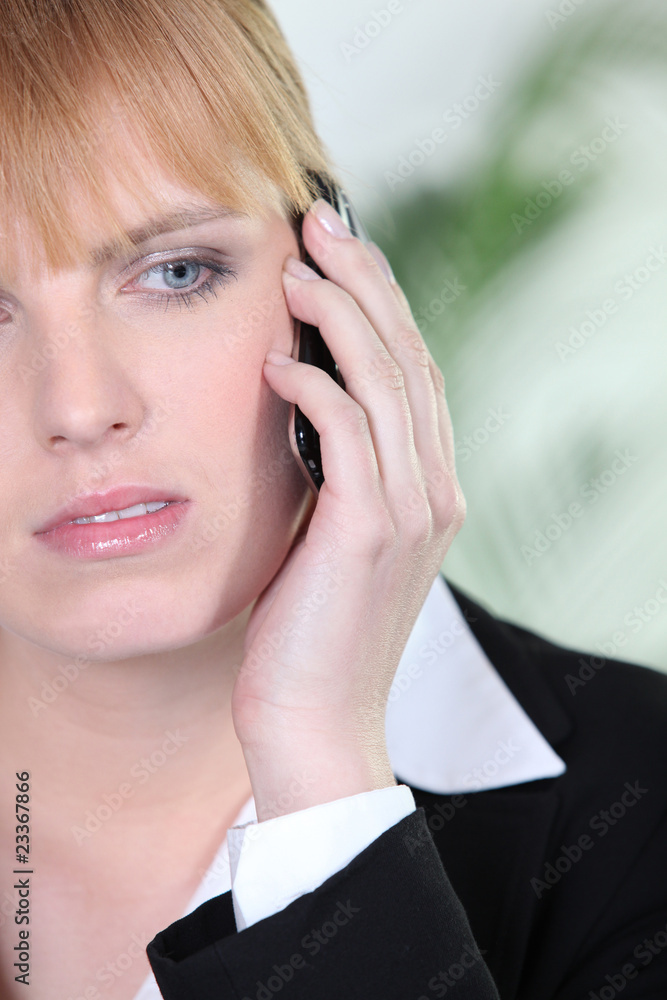 Jeune femme d'affaires au téléphone portable Jeune femme d'affaires au téléphone portable