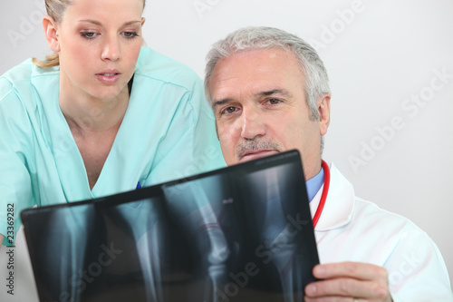 Médecin et infirmière regardant radiographie