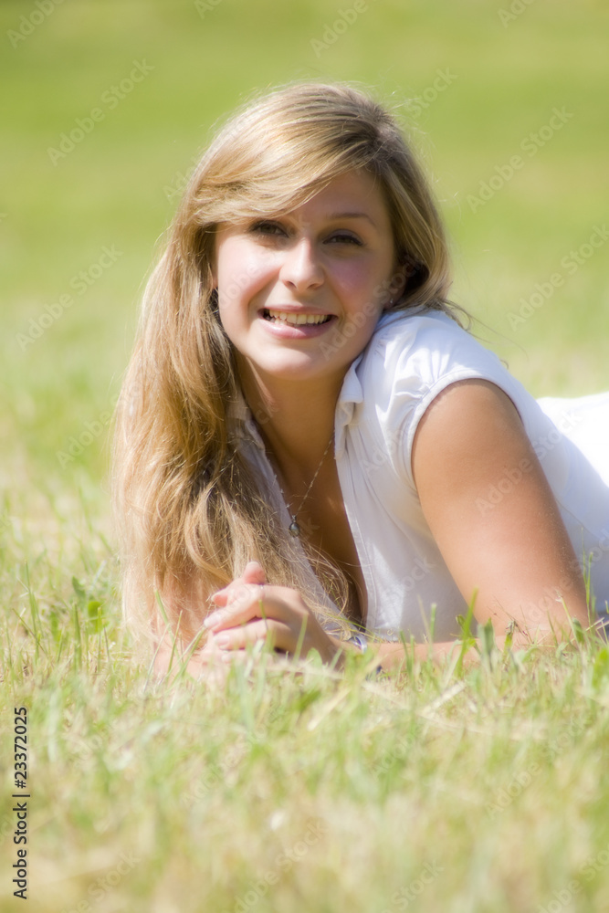 portrait d'une jeune femme blonde souriante portrait d'une jeune femme blonde souriante
