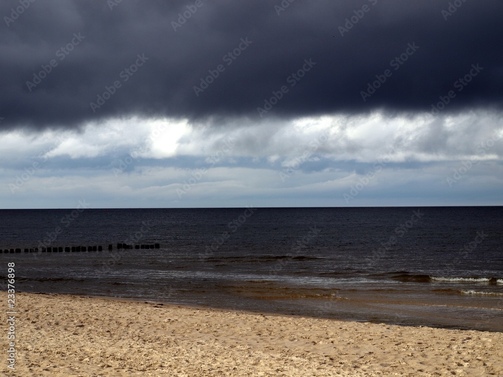 dunkle Wolken über Strand