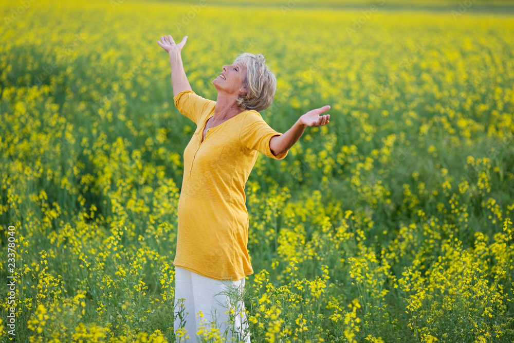 seniorin entspannt in der natur seniorin entspannt in der natur