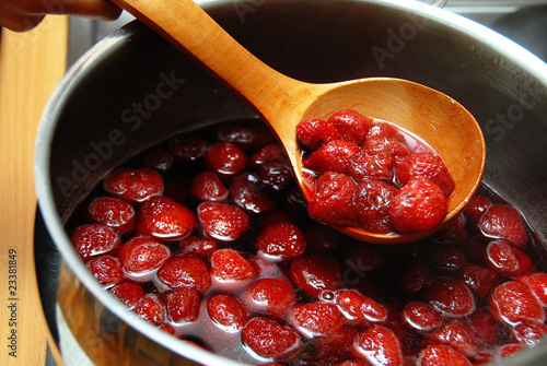 Foto Cooking fruit preserves - strawberries