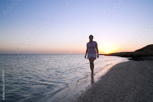 Fototapeta Naklejka Na Ścianę i Meble -  girl at coast sea  during  sunrise