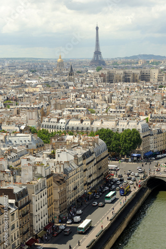 Vue de Paris depuis la cathédrale notre dame de Paris © Production Perig