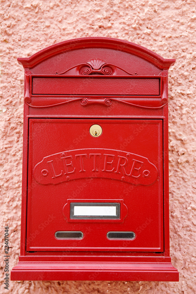 boîte à lettre rouge