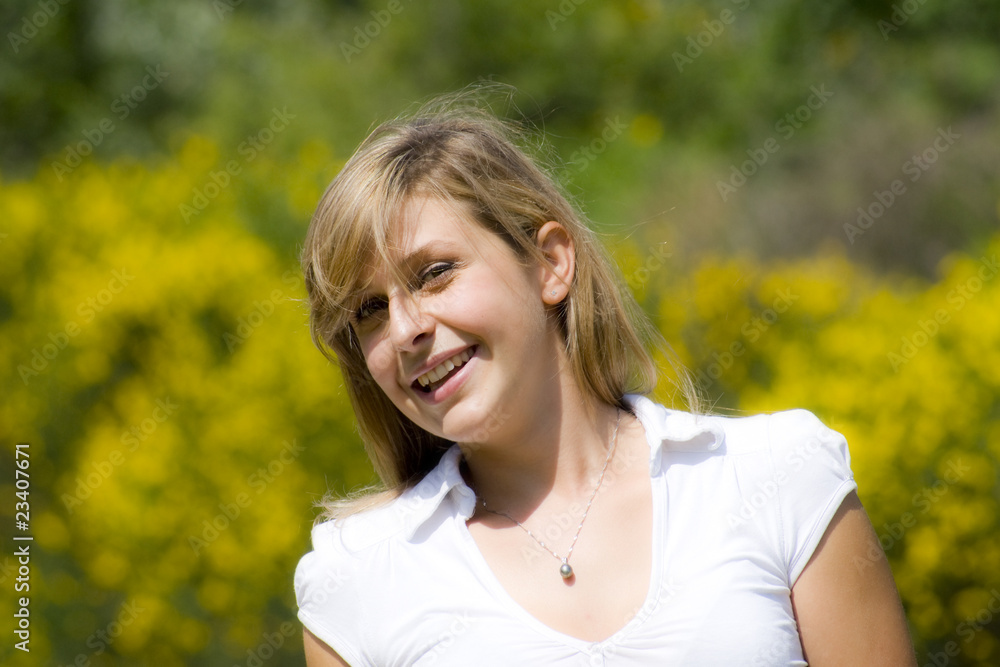 jeune femme blonde souriante jeune femme blonde souriante