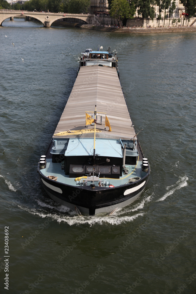 péniche sur la seine