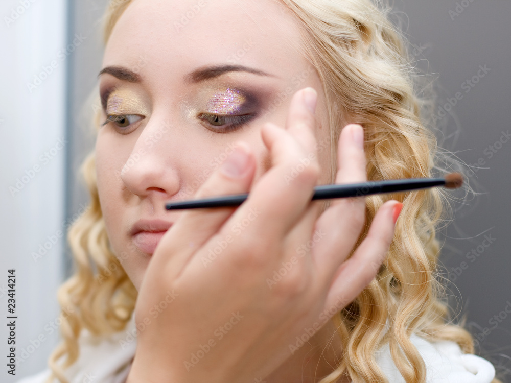 professional visagiste does a bright make-up professional visagiste does a bright make-up
