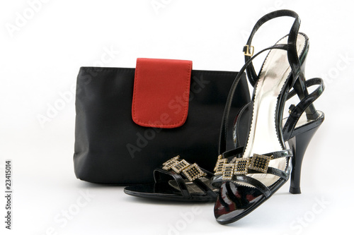 черный туфли и дамская сумка