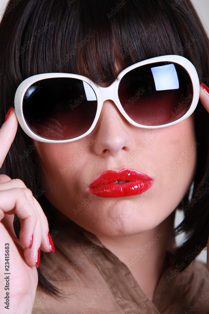 Jeune femme brune en lunettes de soleil Jeune femme brune en lunettes de soleil