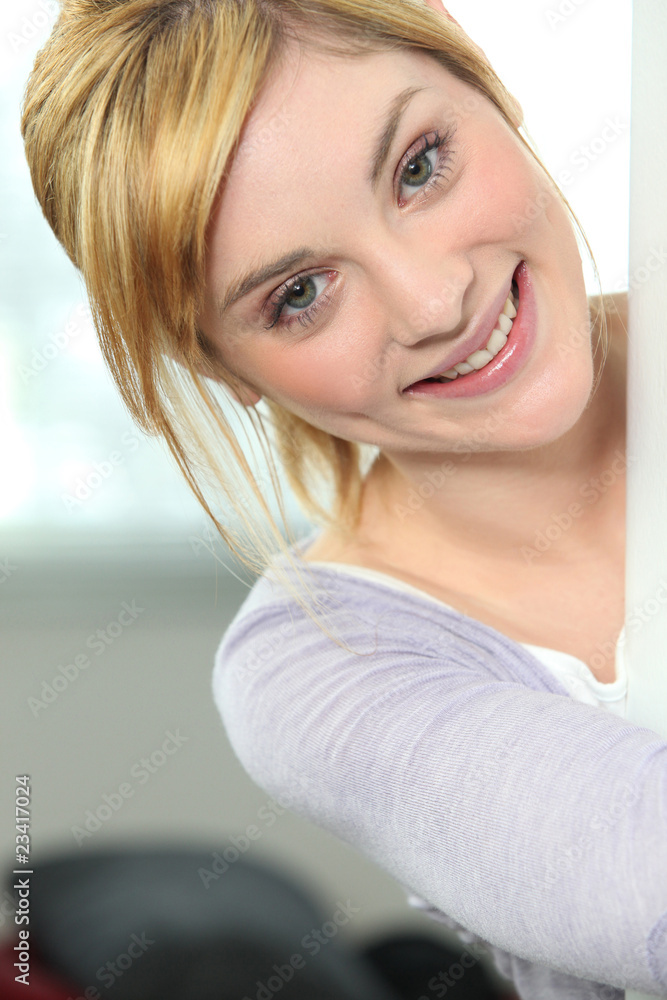 Portrait d'une jeune femme blonde souriante Portrait d'une jeune femme blonde souriante