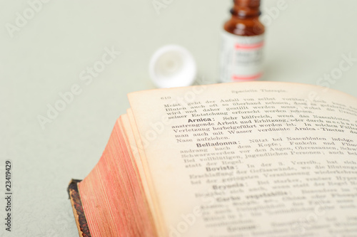 Buch mit homöopathischen Arzneimittel