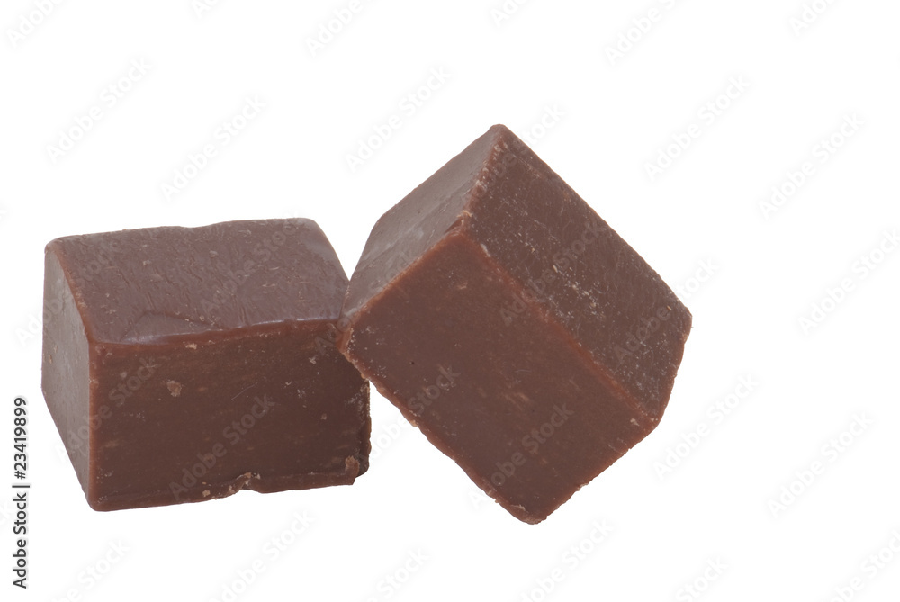 Gestapelte dunkelbraune Fudge mit Schokolade Gestapelte dunkelbraune Fudge mit Schokolade