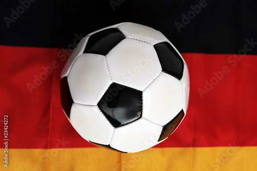 Fu  ball auf Deutschlandfahne