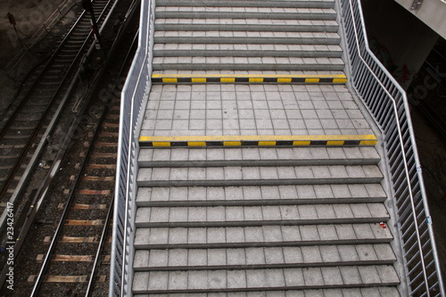 Treppe, Gleise, Menschenleer