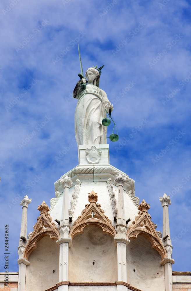 Statue der Justitia auf dem Dogenpalst in Venedig