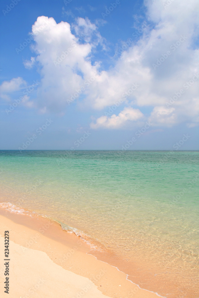 Obraz premium Sea, sand, and clouds