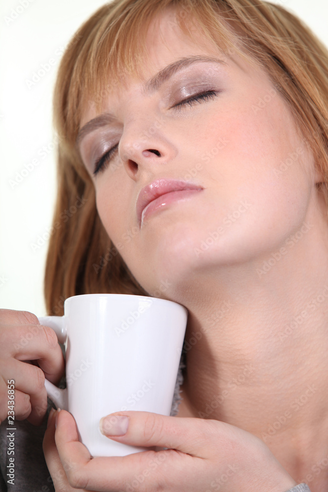 Portrait d'une femme blonde avec une tasse Portrait d'une femme blonde avec une tasse