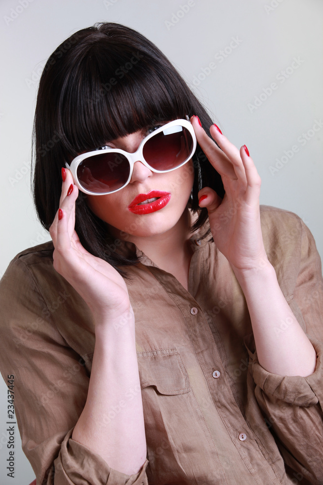 Jeune femme brune en lunettes de soleil Jeune femme brune en lunettes de soleil