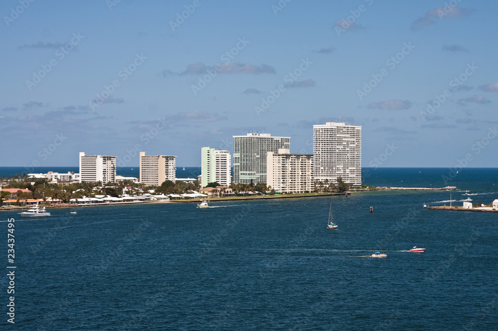 Fototapeta premium White Condos at Port Everglades