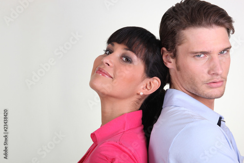 Portrait d'un couple se tournant le dos