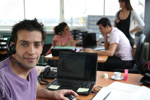 Portrait d un jeune homme au bureau