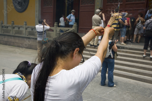chine; hangzhou; temple de la solitude : encens et prière