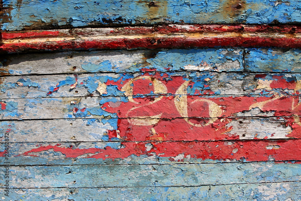 vieille peinture sur la coque d'un bateau de pêche