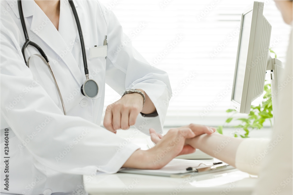 患者の脈拍を計る医者 患者の脈拍を計る医者