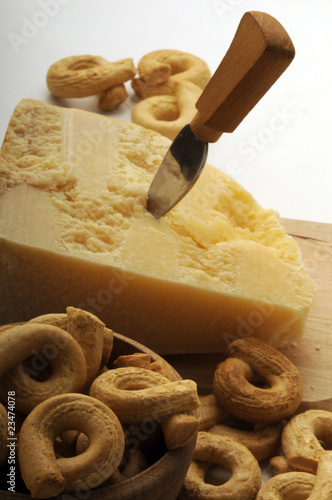 Taralli e formaggio grana photo