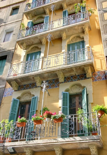 barrio gotico (balcons de vieux immeubles) #23481472