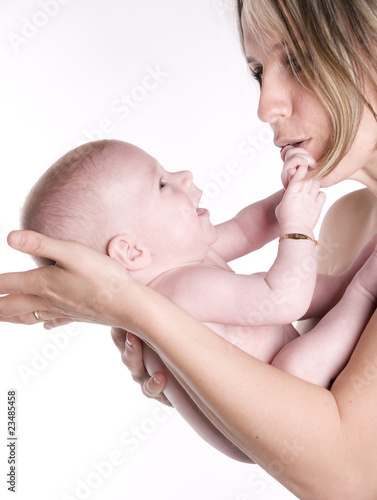 moment de tendresse entre une jeune maman et son bébé