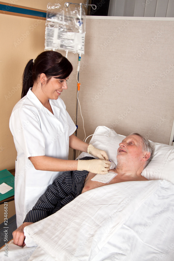 Krankenschwester gibt einem Patienten eine Infusion Krankenschwester gibt einem Patienten eine Infusion
