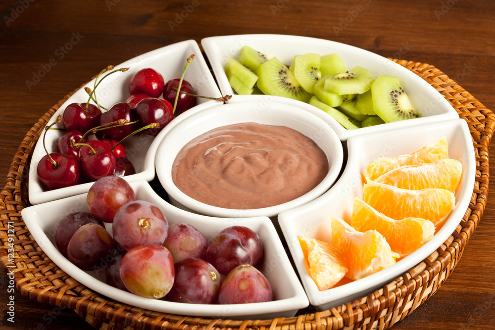 Piatto di Frutta con crema al cioccolato Piatto di Frutta con crema al cioccolato