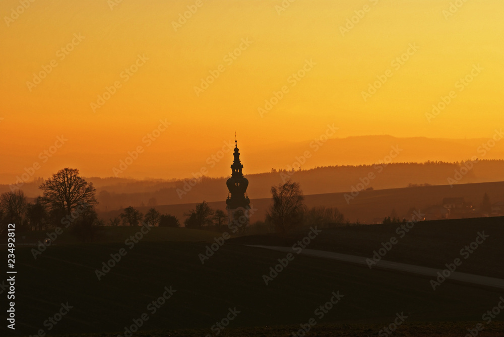 Sonnenuntergang mit Kirchturm