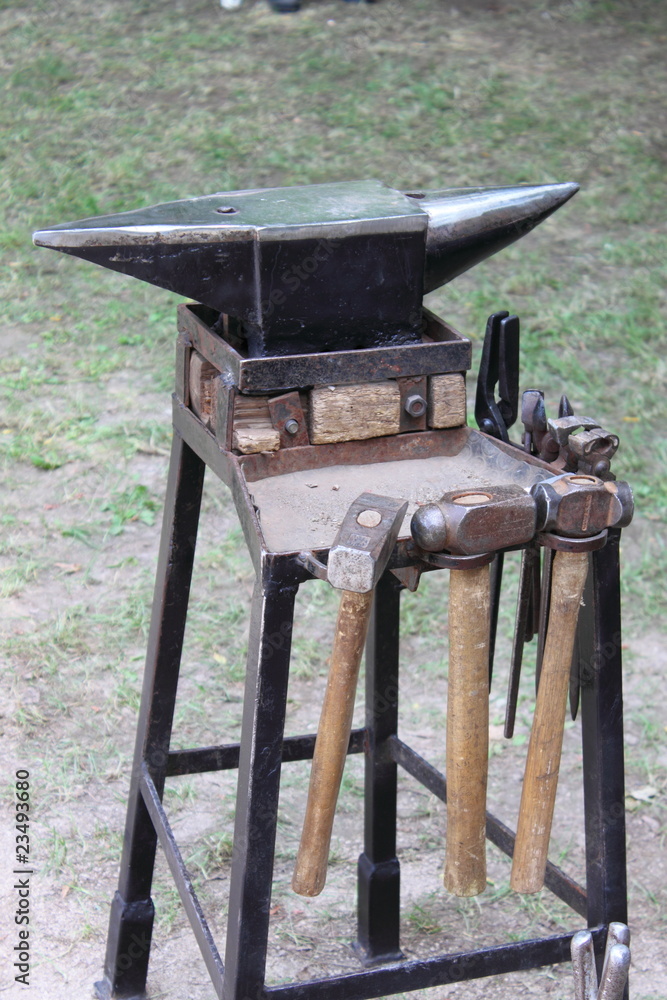 Anvil and sledgehammers