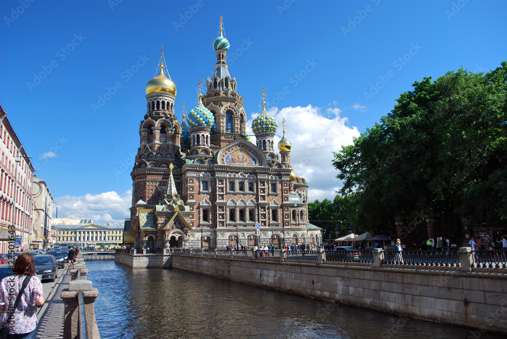 Devant la cathédrale du Sang-Versé à St Petersbourg