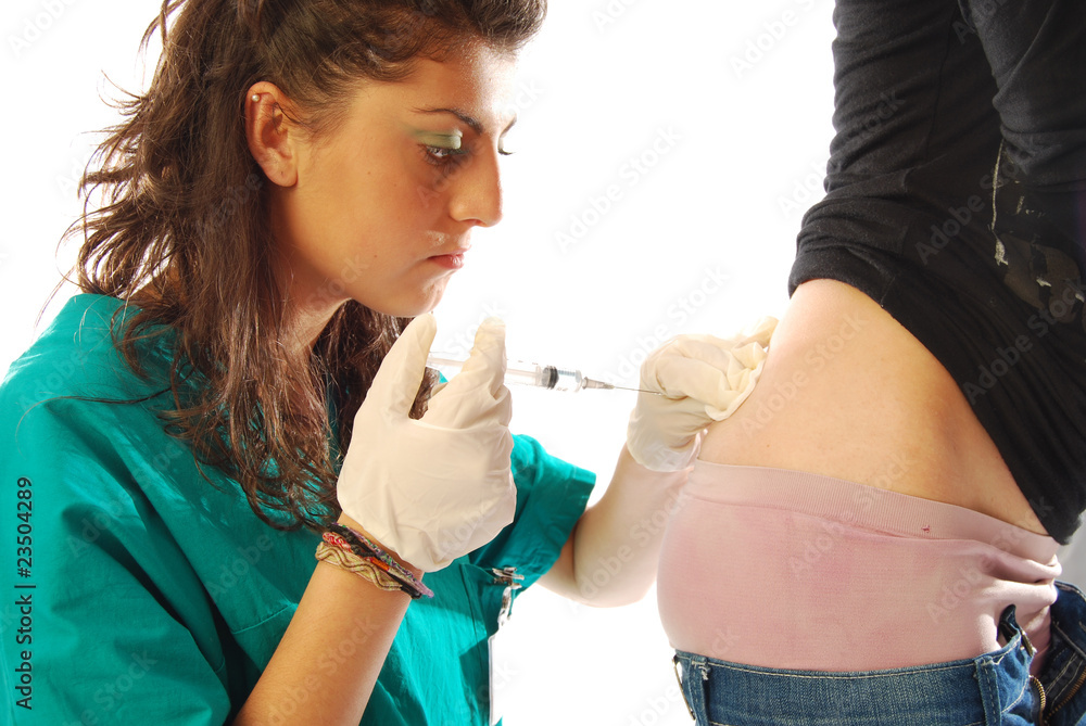 Foto Stock Dottoressa fa una puntura | Adobe Stock