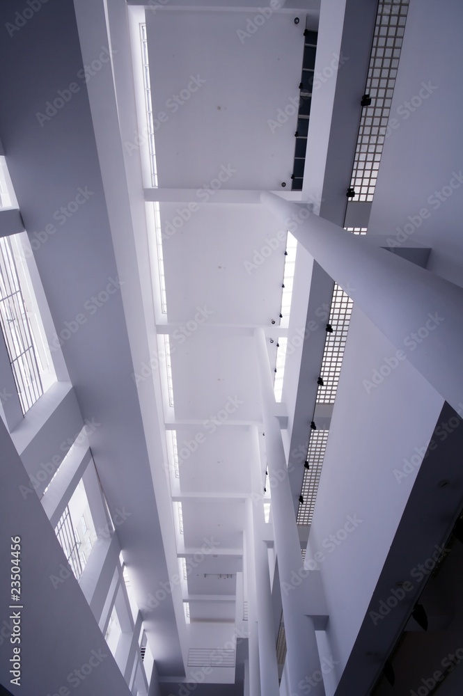 Obraz premium vista parcial de un moderno edificio de diseño