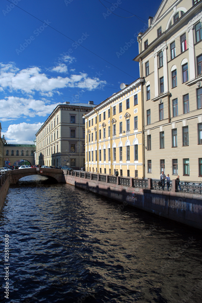 Canal vers la Néva à Saint Petersbourg