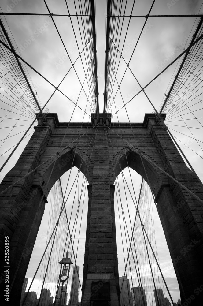 Fototapeta premium Black and white upward view of Brooklyn Bridge