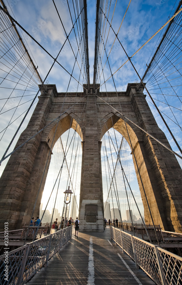 Fototapeta premium Upward view of Brooklyn Bridge