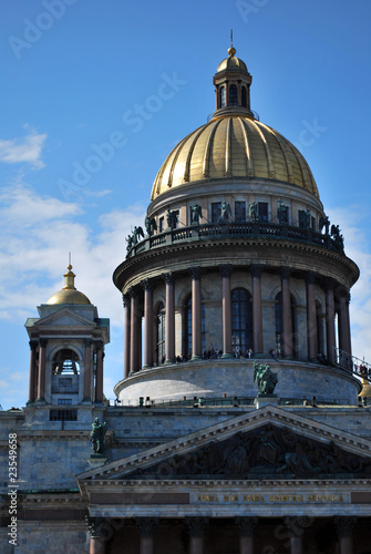 Le dome de Saint Isaac à St Petersbourg © Yvann K