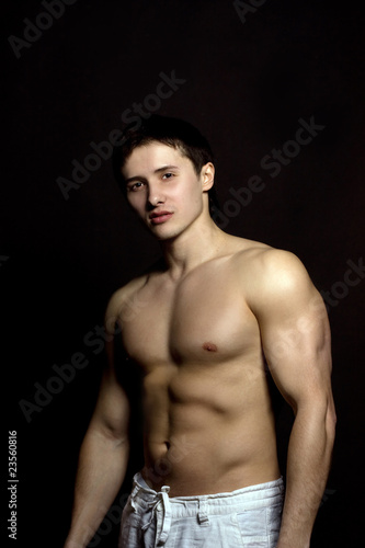 Muscular sexy man © Karyna Chekaryova