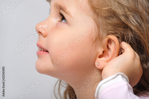 Mädchen  bekommt endlich Ohrringe photo