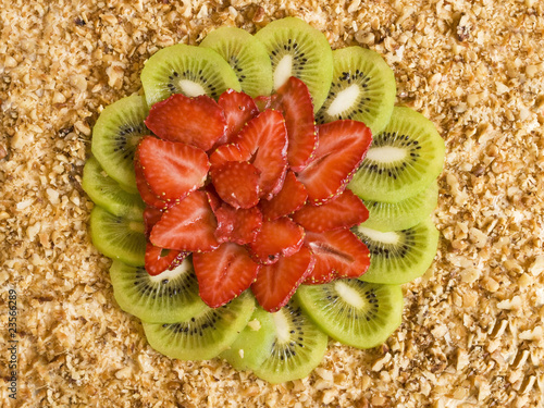 Sponge cake with strawberries and kiwi