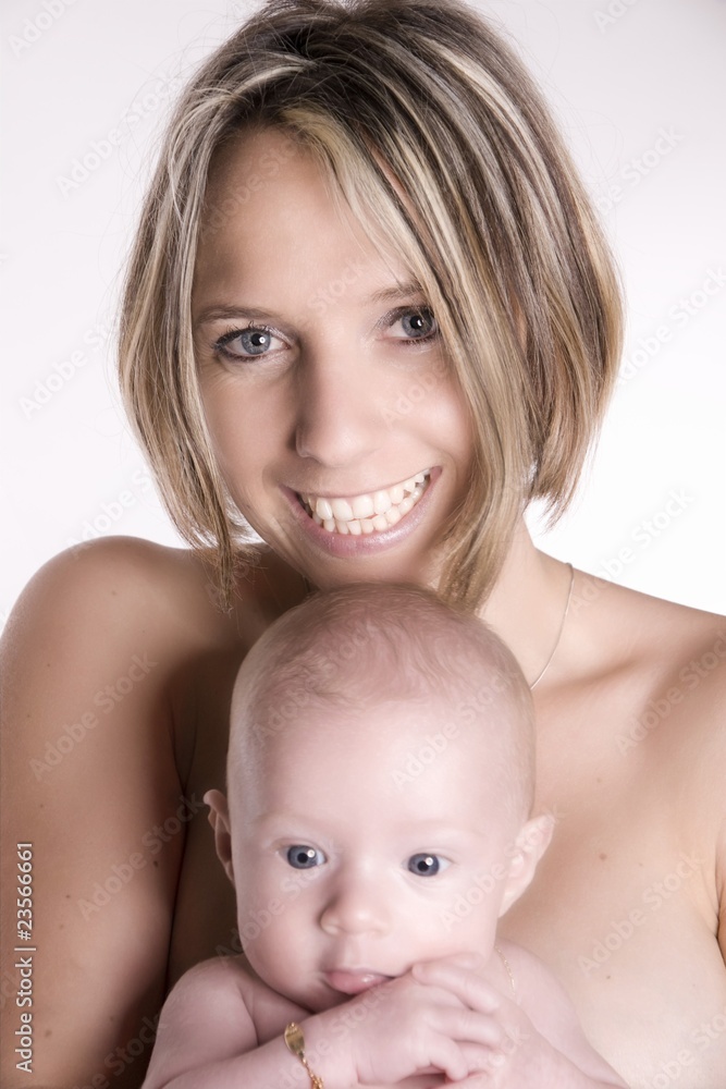 jeune maman heureuse et souriante avec son bébé jeune maman heureuse et souriante avec son bébé