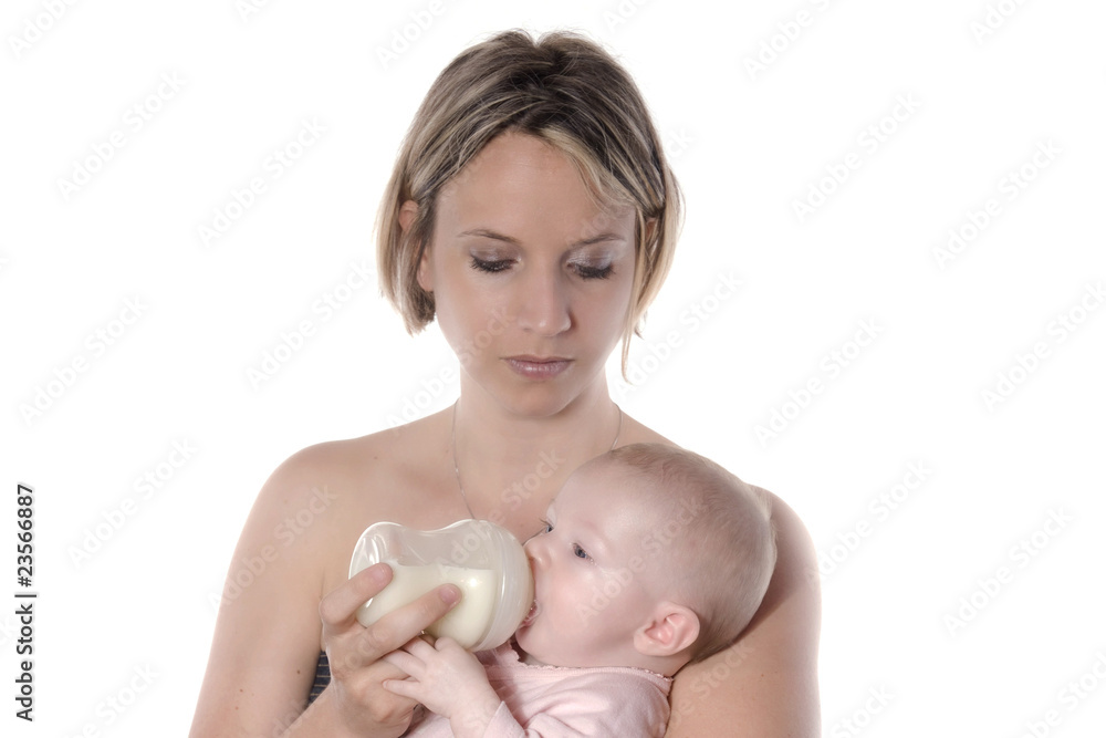 jeune maman qui donne le biberon à son bébé jeune maman qui donne le biberon à son bébé